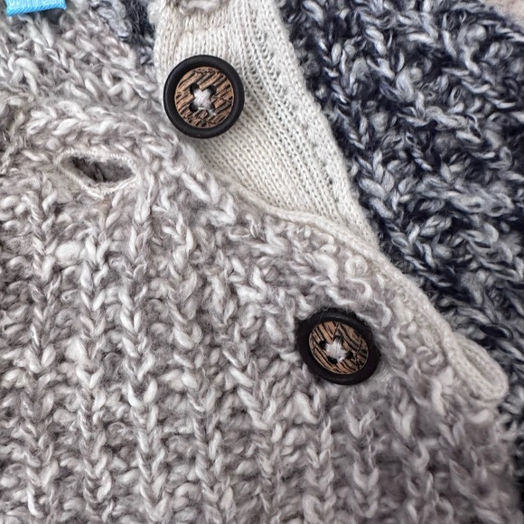 Cozy sweater with buttons! - Picture 3 of 4